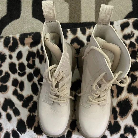 Worn 2x Fendi combat boots. Size 38 - Picture 2 of 6